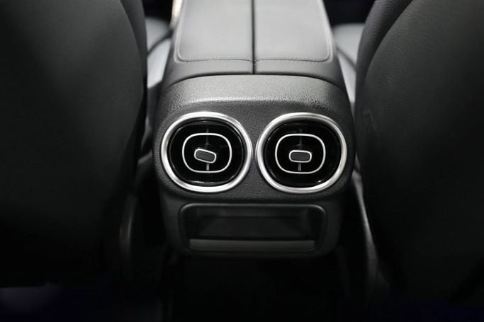 Подержанный Mercedes-Benz GLC 300 II (X254), 2.0 л, 2024 в Шардже от Al Qassem Cars Trading Синий цвет. Американская | AUTO.AE