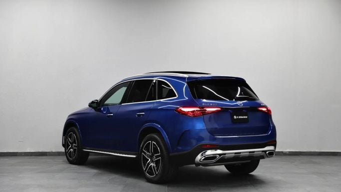 Подержанный Mercedes-Benz GLC 300 II (X254), 2.0 л, 2024 в Шардже от Al Qassem Cars Trading Синий цвет. Американская | AUTO.AE