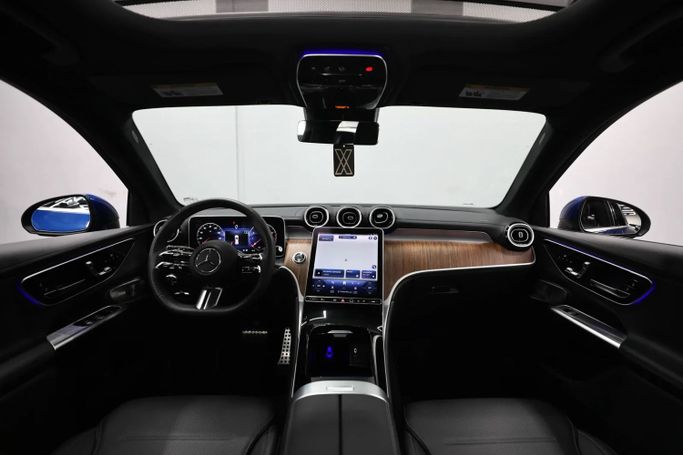 Подержанный Mercedes-Benz GLC 300 II (X254), 2.0 л, 2024 в Шардже от Al Qassem Cars Trading Синий цвет. Американская | AUTO.AE