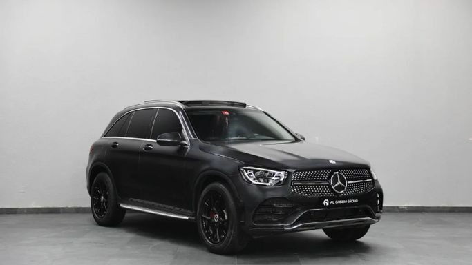 Подержанный Mercedes-Benz GLC 300 I (X253) Рестайлинг, 2.0 л, 2021 в Шардже от Al Qassem Cars Trading Черный цвет. Американская | AUTO.AE