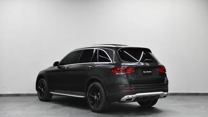 Подержанный Mercedes-Benz GLC 300 I (X253) Рестайлинг, 2.0 л, 2021 в Шардже от Al Qassem Cars Trading Черный цвет. Американская | AUTO.AE