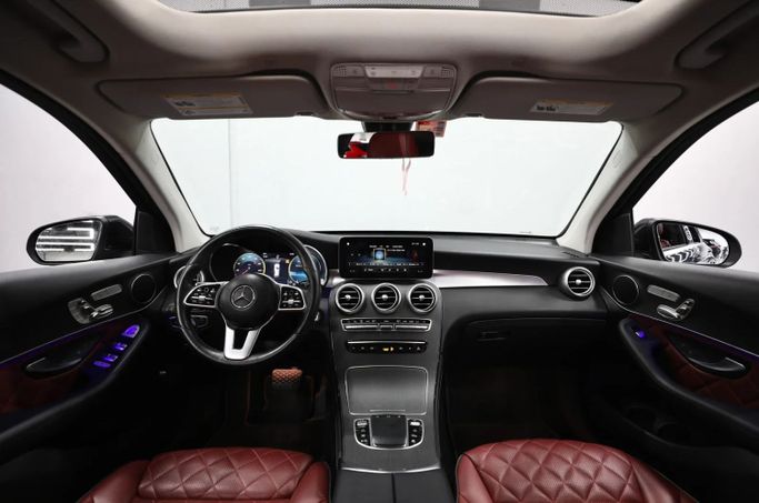Подержанный Mercedes-Benz GLC 300 I (X253) Рестайлинг, 2.0 л, 2021 в Шардже от Al Qassem Cars Trading Черный цвет. Американская | AUTO.AE
