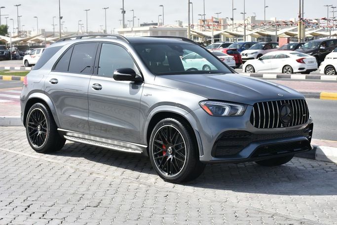 Подержанный Mercedes-Benz GLE AMG 53 AMG II (V167), 3.0 л, 2021 в Шардже от Alfaris Used Cars Серый цвет.  | AUTO.AE