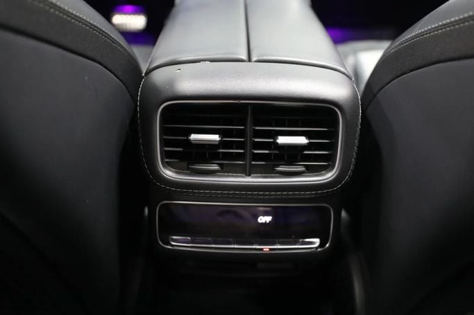 Подержанный Mercedes-Benz GLE AMG 53 AMG II (V167), 3.0 л, 2022 в Шардже от Al Qassem Cars Trading Серебристый цвет. Американская | AUTO.AE