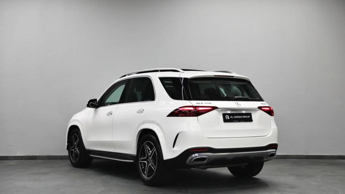 Подержанный Mercedes-Benz GLE 450 II (V167) Рестайлинг, 3.0 л, 2024 в Шардже от Al Qassem Cars Trading Белый цвет. GCC | AUTO.AE