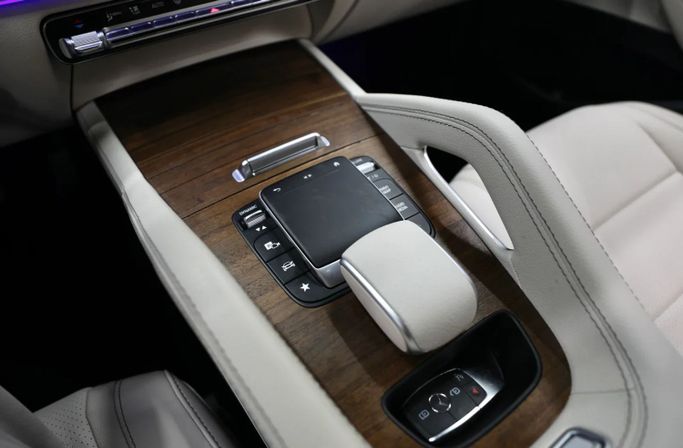 Подержанный Mercedes-Benz GLE 350 II (V167) Рестайлинг, 2.0 л, 2023 в Шардже от Al Qassem Cars Trading Серый цвет. Американская | AUTO.AE
