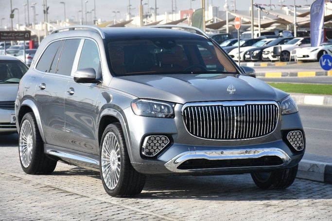 Подержанный Mercedes-Benz GLS 580 II (X167), 4.0 л, 2024 в Шардже от Alfaris Used Cars Серый цвет.  | AUTO.AE