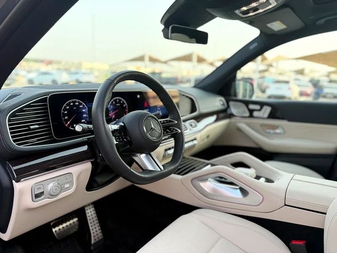 Подержанный Mercedes-Benz GLS 450 II (X167) Рестайлинг, 3.0 л, 2025 в Шардже от Istanbul Elite Used Cars Серый цвет. Американская | AUTO.AE