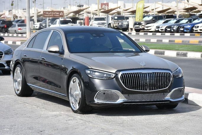 Подержанный Mercedes-Benz Maybach S-Class 560 I (X222) Рестайлинг, 4.0 л, 2021 в Шардже от Alfaris Used Cars Серебристый цвет.  | AUTO.AE