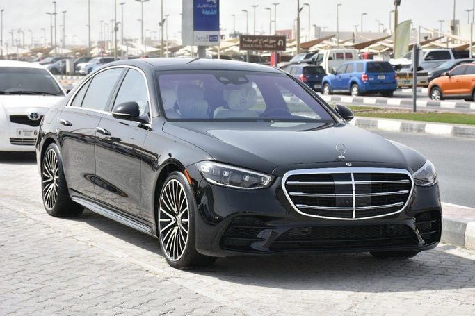 Подержанный Mercedes-Benz S-Class 580 Long 4MATIC VII (W223), 4.0 л, 2021 в Шардже от Alfaris Used Cars Черный цвет.  | AUTO.AE