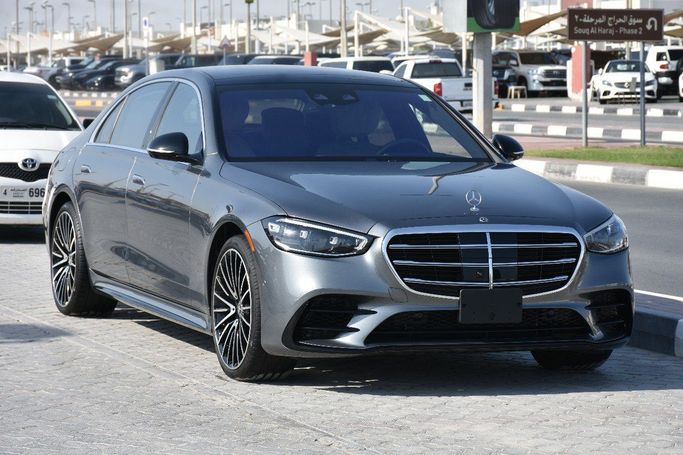 Подержанный Mercedes-Benz S-Class 580 Long 4MATIC VII (W223), 4.0 л, 2022 в Шардже от Alfaris Used Cars Серый цвет.  | AUTO.AE