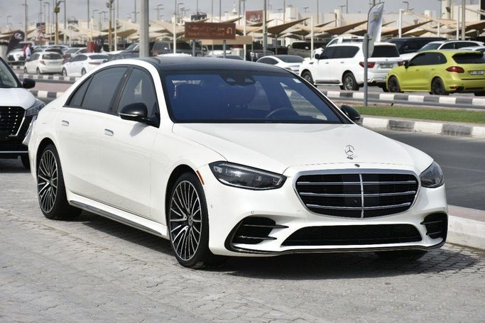 Подержанный Mercedes-Benz S-Class 580 Long 4MATIC VII (W223), 4.0 л, 2023 в Шардже от Alfaris Used Cars Белый цвет.  | AUTO.AE