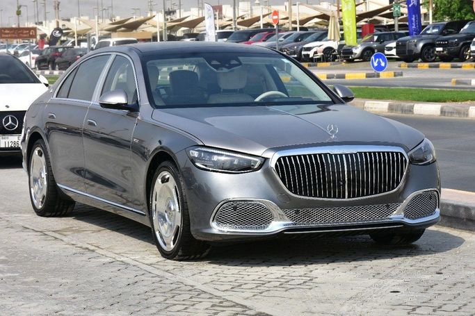 Подержанный Mercedes-Benz S-Class 580 Long 4MATIC VII (W223), 4.0 л, 2022 в Шардже от Alfaris Used Cars Серебристый цвет.  | AUTO.AE