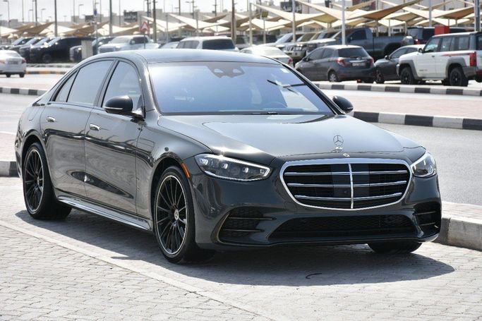 Подержанный Mercedes-Benz S-Class 500 Long 4MATIC VII (W223), 3.0 л, 2023 в Шардже от Alfaris Used Cars Другой цвет цвет.  | AUTO.AE