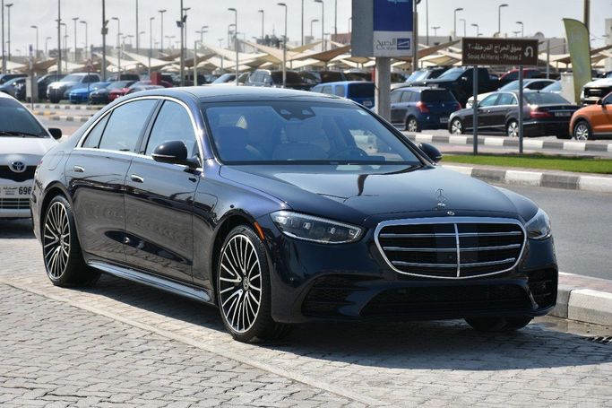 Подержанный Mercedes-Benz S-Class 580 Long 4MATIC VII (W223), 4.0 л, 2022 в Шардже от Alfaris Used Cars Синий цвет.  | AUTO.AE