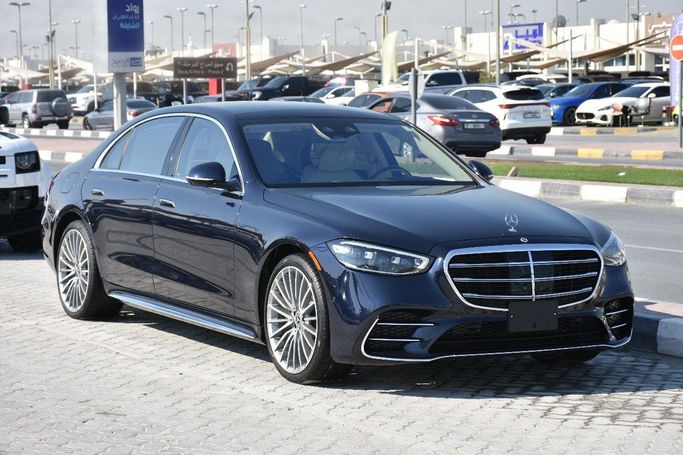 Подержанный Mercedes-Benz S-Class 580 e Long 4MATIC VII (W223), 3.0 л, 2023 в Шардже от Alfaris Used Cars Синий цвет.  | AUTO.AE