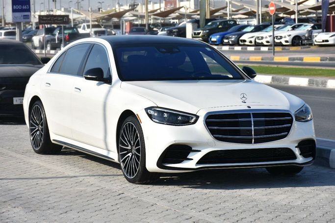 Подержанный Mercedes-Benz S-Class 580 Long 4MATIC VII (W223), 4.0 л, 2021 в Шардже от Alfaris Used Cars Белый цвет.  | AUTO.AE