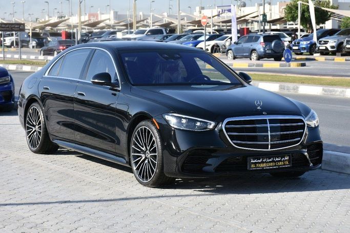 Подержанный Mercedes-Benz S-Class 580 Long 4MATIC VII (W223), 4.0 л, 2021 в Шардже от Alfaris Used Cars Черный цвет.  | AUTO.AE