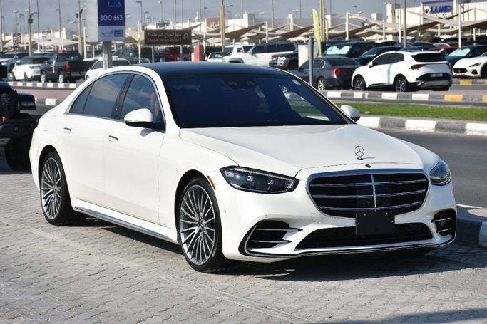 Подержанный Mercedes-Benz S-Class 580 Long 4MATIC VII (W223), 4.0 л, 2022 в Шардже от Alfaris Used Cars Белый цвет.  | AUTO.AE