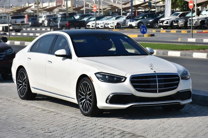 Подержанный Mercedes-Benz S-Class 580 Long 4MATIC VII (W223), 4.0 л, 2021 в Шардже от Alfaris Used Cars Белый цвет.  | AUTO.AE