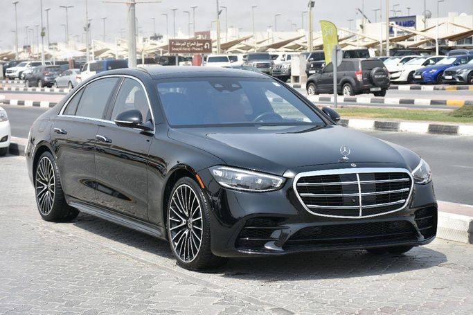 Подержанный Mercedes-Benz S-Class 580 Long 4MATIC VII (W223), 4.0 л, 2022 в Шардже от Alfaris Used Cars Черный цвет.  | AUTO.AE
