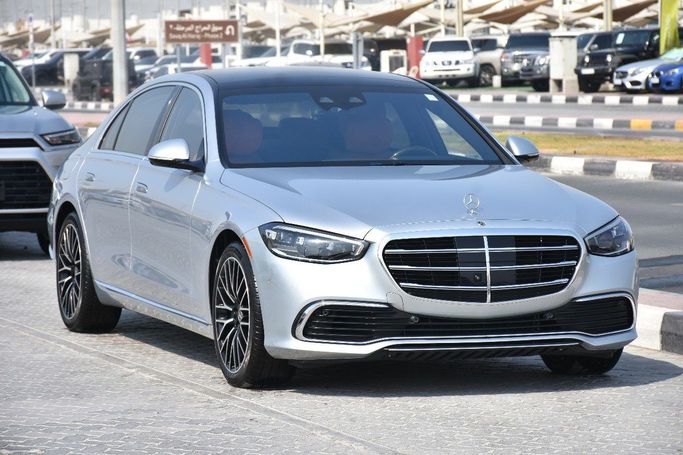 Подержанный Mercedes-Benz S-Class 580 Long 4MATIC VII (W223), 4.0 л, 2021 в Шардже от Alfaris Used Cars Серебристый цвет.  | AUTO.AE