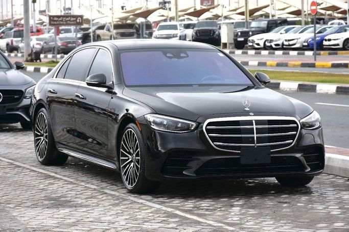 Подержанный Mercedes-Benz S-Class 580 Long 4MATIC VII (W223), 4.0 л, 2021 в Шардже от Alfaris Used Cars Черный цвет.  | AUTO.AE