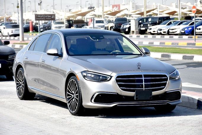 Подержанный Mercedes-Benz S-Class 580 Long 4MATIC VII (W223), 4.0 л, 2021 в Шардже от Alfaris Used Cars Серебристый цвет.  | AUTO.AE