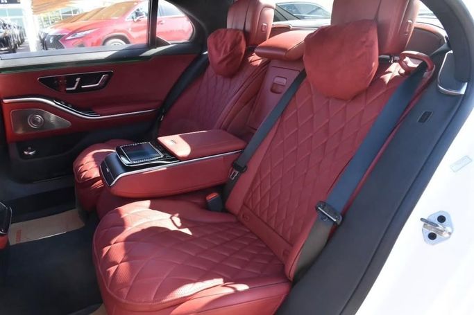Подержанный Mercedes-Benz S-Class 580 Long 4MATIC VII (W223), 4.0 л, 2022 в Шардже от Alfaris Used Cars Белый цвет.  | AUTO.AE