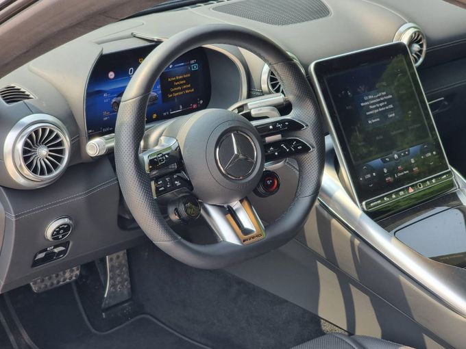 Подержанный Mercedes-Benz SL-Class AMG 63 AMG IV (R232), 4.0 л, 2022 в Шардже Серебристый цвет. Американская | AUTO.AE