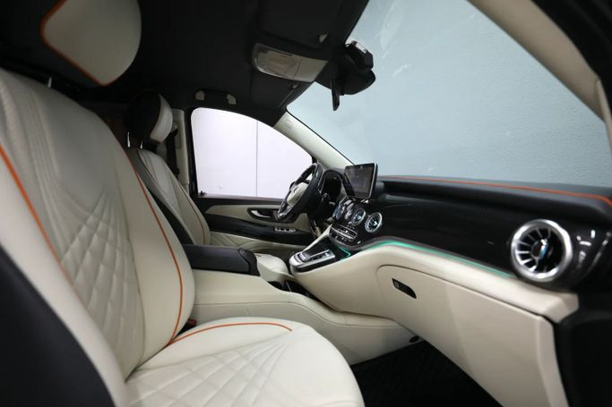 Подержанный Mercedes-Benz V-Class 250 III (W447) Рестайлинг, 2.0 л, 2023 в Шардже от Al Qassem Cars Trading Черный цвет. Other | AUTO.AE