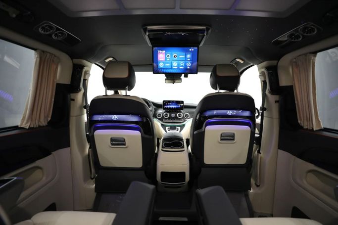 Подержанный Mercedes-Benz V-Class 250 III (W447) Рестайлинг, 2.0 л, 2023 в Шардже от Al Qassem Cars Trading Черный цвет. Other | AUTO.AE