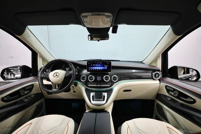 Подержанный Mercedes-Benz V-Class 250 III (W447) Рестайлинг, 2.0 л, 2023 в Шардже от Al Qassem Cars Trading Черный цвет. Other | AUTO.AE