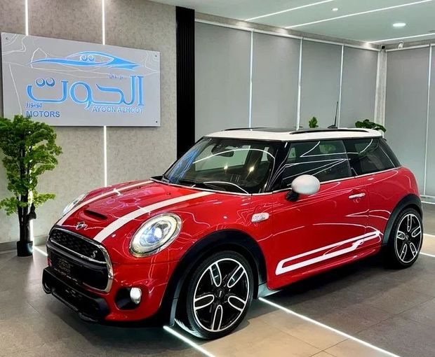Used MINI Hatch Cooper S III (F55/F56), 2.0 l, 2017 in Sharjah by Ayoon Alhoot Motors, Red color. GCC Specs | AUTO.AE