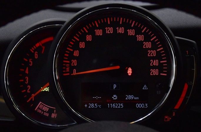Подержанный MINI Hatch Cooper S III (F55/F56) Рестайлинг, 2.0 л, 2019 в Шардже от Honey Gidosha Used Cars Tr. Светло-коричневый цвет.  | AUTO.AE