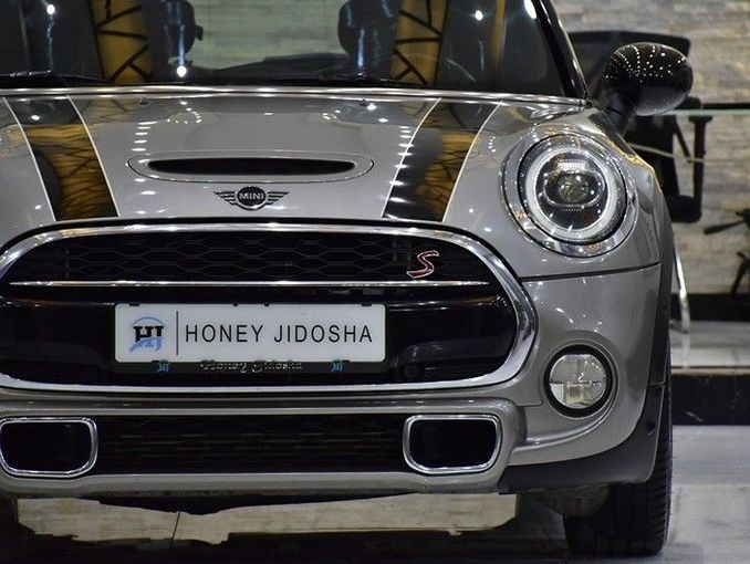 Подержанный MINI Hatch Cooper S III (F55/F56) Рестайлинг, 2.0 л, 2019 в Шардже от Honey Gidosha Used Cars Tr. Светло-коричневый цвет.  | AUTO.AE