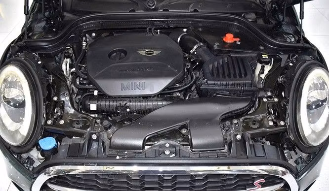 Подержанный MINI Hatch Cooper S III (F55/F56), 2.0 л, 2018 в Шардже от Honey Gidosha Used Cars Tr. Зеленый цвет.  | AUTO.AE