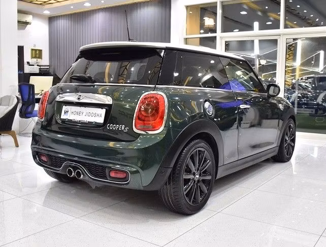 Подержанный MINI Hatch Cooper S III (F55/F56), 2.0 л, 2018 в Шардже от Honey Gidosha Used Cars Tr. Зеленый цвет.  | AUTO.AE