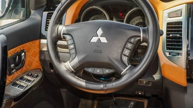 Used Mitsubishi Pajero IV Facelift 2, 3.0 l, 2018 in Sharjah by Alnujoom Al Malakiah Used Cars, White color. GCC Specs | AUTO.AE