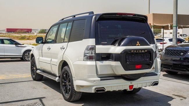 Used Mitsubishi Pajero IV Facelift 2, 3.0 l, 2018 in Sharjah by Alnujoom Al Malakiah Used Cars, White color. GCC Specs | AUTO.AE