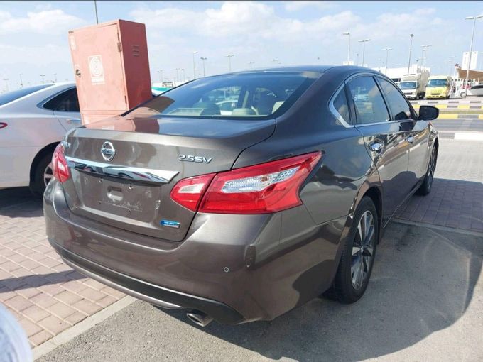 Подержанный Nissan Altima V (L33) Рестайлинг, 3.5 л, 2017 в Шардже от Alhamoor Used Cars Коричневый цвет. GCC | AUTO.AE