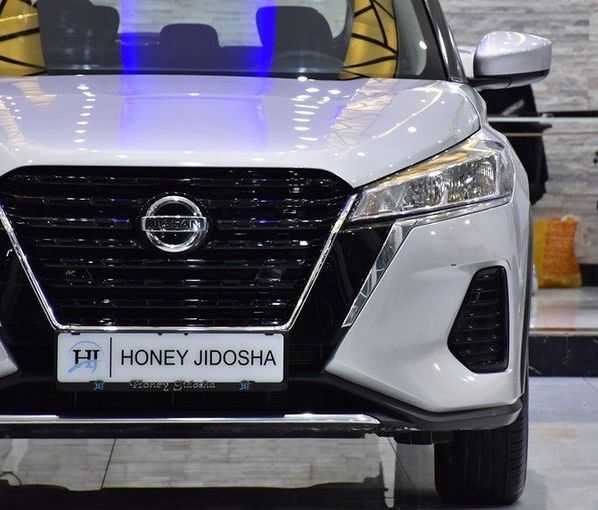 Подержанный Nissan Kicks I Рестайлинг, 1.6 л, 2022 в Шардже от Honey Gidosha Used Cars Tr. Серебристый цвет.  | AUTO.AE
