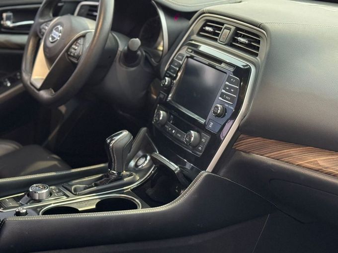 Подержанный Nissan Maxima VIII (A36), 3.5 л, 2016 в Шардже от Nour Alnukhba Motors Серый цвет. Корейская | AUTO.AE