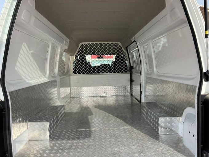Новый Nissan NV350 Caravan I Рестайлинг, 2.0 л, 2022 в Шардже от Al Aram Cars Белый цвет. GCC | AUTO.AE