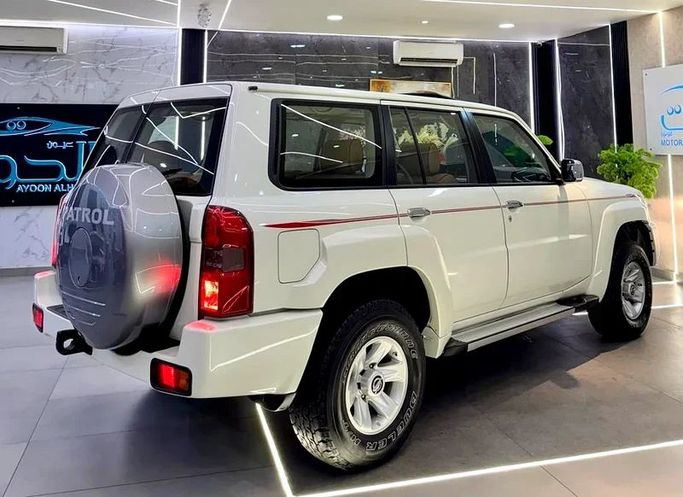 Used Nissan Patrol V (Y61) Facelift, 4.8 l, 2023 in Sharjah by Ayoon Alhoot Motors, White color. GCC Specs | AUTO.AE