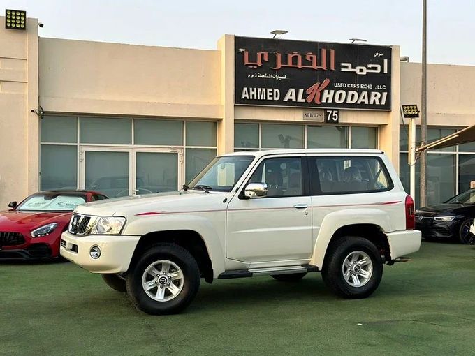 Подержанный Nissan Patrol V (Y61) Рестайлинг, 4.8 л, 2022 в Шардже от Ahmad alkhodari Motors Белый цвет. GCC | AUTO.AE