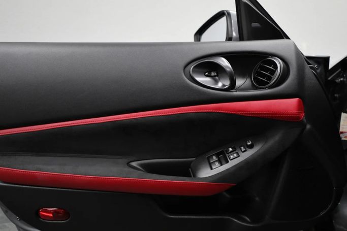 Подержанный Nissan Z, 3.0 л, 2024 в Шардже от Al Qassem Cars Trading Серый цвет. GCC | AUTO.AE