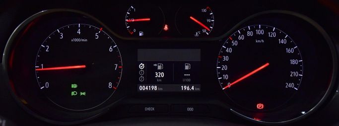 Подержанный Opel Crossland X I Рестайлинг, 1.2 л, 2023 в Шардже от Honey Gidosha Used Cars Tr. Белый цвет.  | AUTO.AE