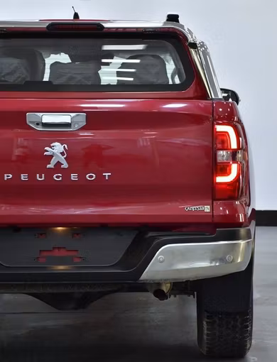 Новый Peugeot Landtrek, 2.4 л, 2023 в Шардже от Honey Gidosha Used Cars Tr. Красный цвет.  | AUTO.AE