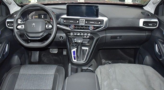 Новый Peugeot Landtrek, 2.4 л, 2023 в Шардже от Honey Gidosha Used Cars Tr. Красный цвет.  | AUTO.AE